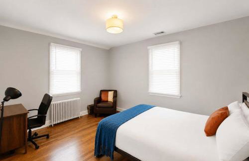 Stately 5BR Historic Retreat - CozySuites - Foto 12