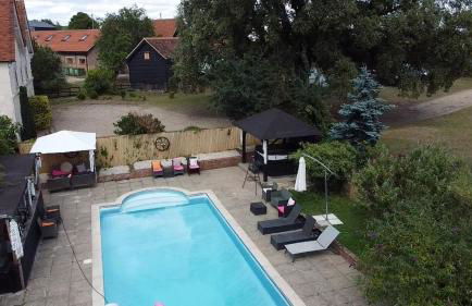 Grade II Listed Farmhouse, Pool, Hot Tub, Games Room, Celebration Hall, Car Park, 10ppl, 45 min from Central London - Foto 12