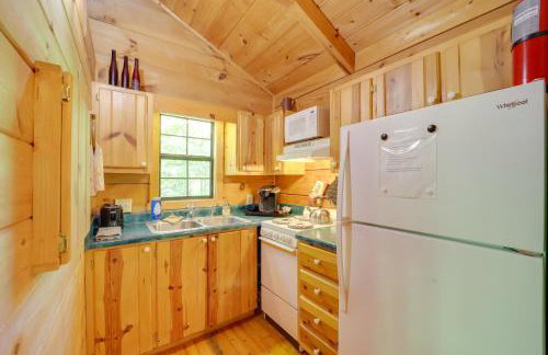 All-Season Sunroom and Hot Tub Marion Cabin Retreat - Foto 5