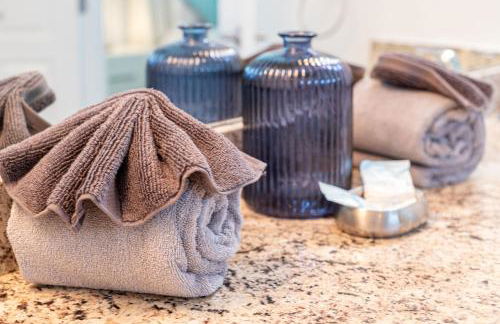 #350-Stunning Villa with Modern Decor, West Facing Pool Overlooking Private Conservation Land - Foto 25