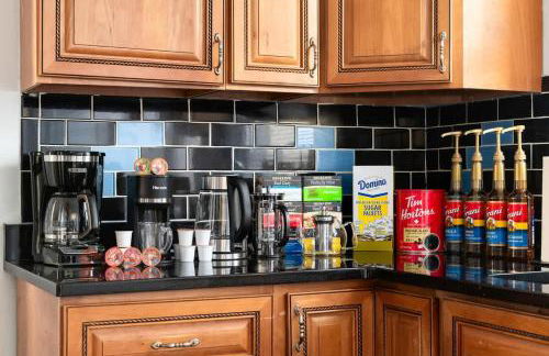 Whole House Near NYC and Transit with Game Room Fire Pit and King Bed - Foto 14