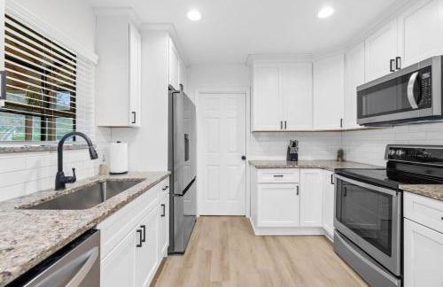 Sapphire Bloom, Boutique Lake Retreat with Hot tub - Foto 19