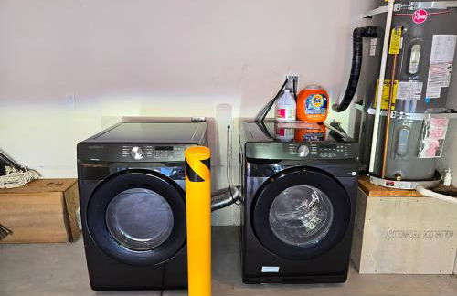 Lakefront Retreat • Private Yard + Fireplace - Foto 24