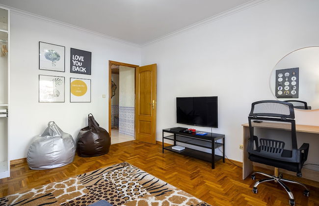 Perfect Family Hideout Residence W/Ac & 4Br + 5Ba - Photo 23