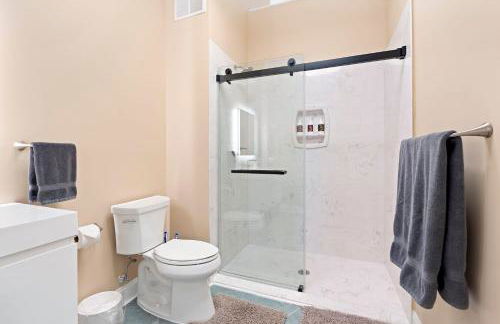 KING First Floor Sleep8 4Beds 2BA Swepson Escape - Foto 39