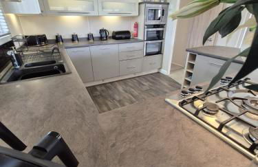 The Blue Lagoon 2 bedroom lodge with hot tub - Foto 15