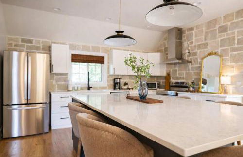 Speakeasy Family Retreat with Skyline Views - Foto 2