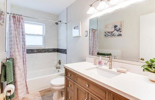 Steps to Seawall Fenced Family Home in Galveston! - Foto 14