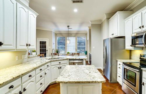 Group-Friendly Burleson Getaway with Outdoor Oasis - Foto 9