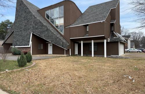 Stylish Remodeled 23 Large beds Near Elvis Presley - Foto 29