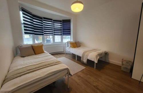 4 Bedroom House - Free Parking, Great access to London, Herts, Essex - Photo 24