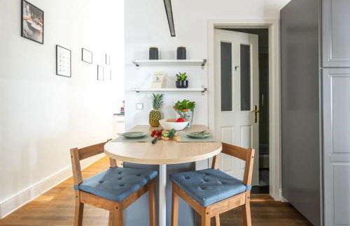 KAISER 02 by ROCKCHAIR Apartments l SUPERHOST Status l 3 Bedrooms Boxspringbeds 2 Bathrooms l Cozy Family & Business Flair 155 sqm 3 Balcony 2nd Floor Elevator up to 10 guests welcomes you! - Foto 34