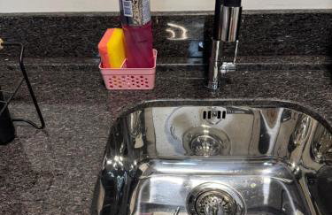 Studio com quarto e banheiro em frente ao Parque do Lago Acomoda até 2 pessoas 1 cama - Foto 5