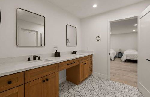 Spacious Modern Home with Rooftop & Private Backyard - Foto 40