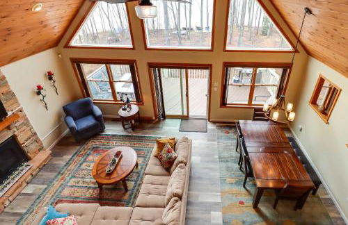 Lakefront Poconos Family Home with Pool Access - Foto 12