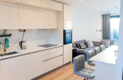 Modern Entire Unit 3BR, 3BA, balcony, 86inch TV - 15mins to city - Foto 1