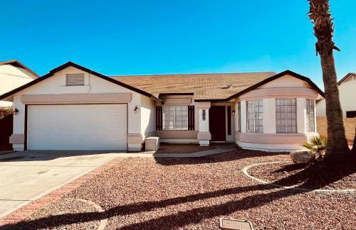 Glendale Gem with Pool & Office in Prime Location - Foto 9