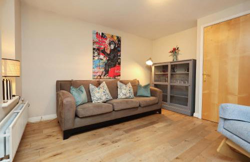Cosy Bristol Townhouse - Free Parking - Sleeps 6 - By EKLIVING PARTNERS - Foto 1