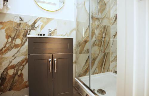 Gloucester Rd By N And N Stays, Newly Refurbed 6 Bed all ensuite house by N And N Stays Ltd, Perfect for contractors and Corporate stays, Close to YTL Arena Site, Pvt Parking for Vans and and work vehicles, Wifi - Foto 58