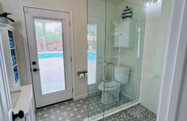 Stunning Lake House with a Pool and Hot Tub - Photo 7