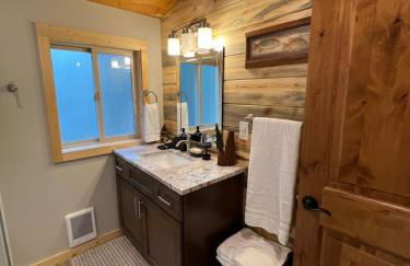 Rustic 1 bd 1 ba Cabin at New Waitts Lake Resort - Foto 14