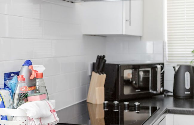 Bedford Hospitalsouth Wing4 Guests3 Bedswifi - Photo 17