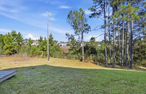 Modern Pine-Scented Retreat – 30 Mins to Beach! home - Foto 34