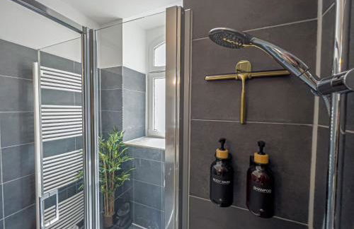 Gemütliche Ferienwohnung mit 2 Schlafzimmern, kostenfreiem Parkplatz, modernem Bad, Küche, Waschmaschine & Trockner - Foto 23