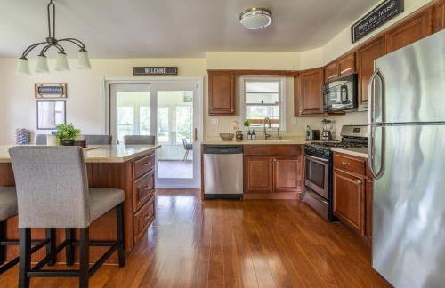 Entire Home on the water, 2 kayaks, Game room, Firepit, BBQ grill, Netflix WiFi - Foto 34