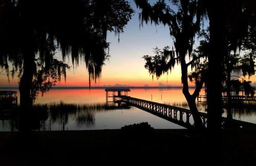 Renovated Crescent Lake Escape with Waterfront Deck! - Foto 28