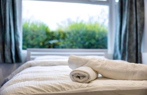 Luxurious 2 bedroom flat with parking and garden, 5 mins walk to train station and bus stop opposite property - Foto 39