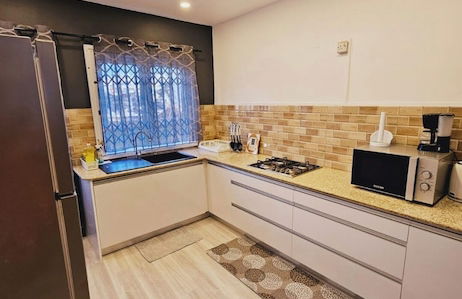 Captivating 3-bed Apartment in Flic en Flac - Photo 11