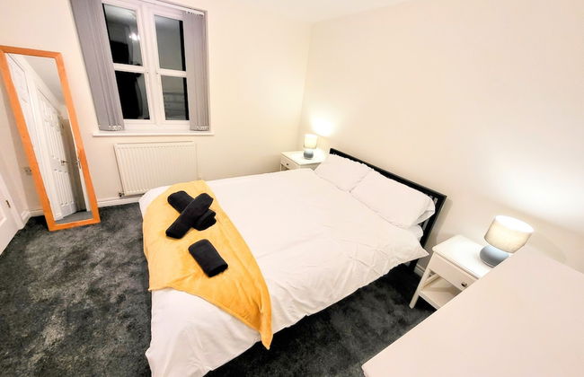 Large Modern House with Parking - Photo 14