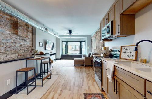 Steps to Dtwn and Rock River! Couples Retreat - Foto 2