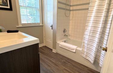 Walk Downtown & River Stylish Cozy Stay w Huge Porch - Foto 8