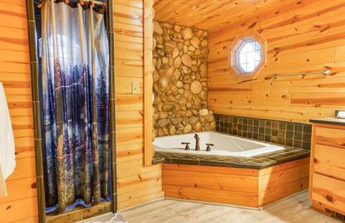Cozy Creekside Log Cabin w Firepit, Hot Tub, WIFI - Foto 8