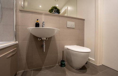 Central Wembley Stadium Luxe Stay with Pool Table - Foto 21