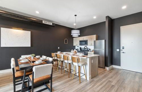 2BR 2BA, King bd, Gym, Free Parking, 8min to Train - Foto 6