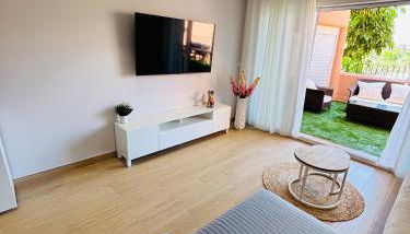 Luxury Renovated Apartment Stunning Views Pool and Golf resort 5star - Foto 4