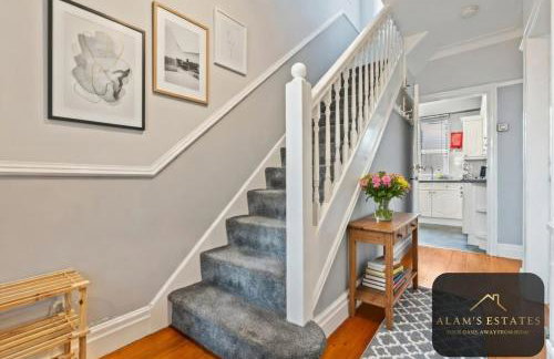 Spacious 4 Bedroom Leeds House - Ideal for Family and Contractors - Free WIFI and Free Parking - Foto 27