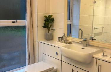 Courtyard House- Luxury Holiday House with floodlit Tennis court - Foto 54