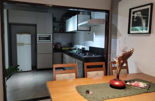 Casa do Rosa - Piscina Aquecida - Churrasqueira - 8 pessoas - SJBV - Foto 2