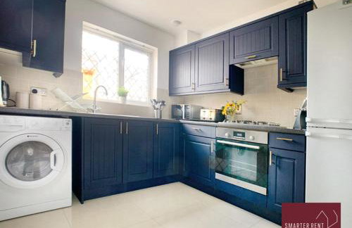 Knaphill, Woking - 3 Bed House - With Garden - Photo 4