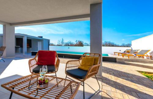 Modern Casa di Lucija with heated pool, near Airport, own parking - Foto 9