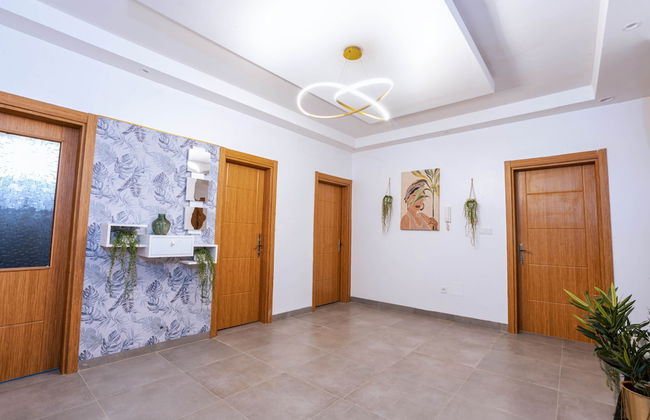 Lighthouse Signature Suites - Photo 59