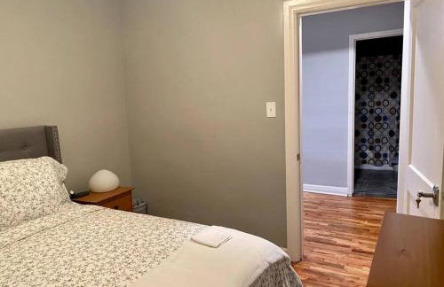 Charming Farmhouse Retreat near Downtown & University Modern Amenities, Fireplace & Porch! - Foto 10