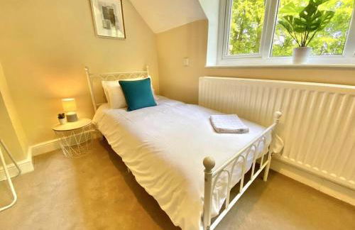 EasyRest - Spacious Detached House - 10 Beds - 5 Bedrooms - 4 Bathrooms - Secure Parking 5 Vehicles - Excellent Road Links - Perfect for Contractors & Large Groups - Foto 8