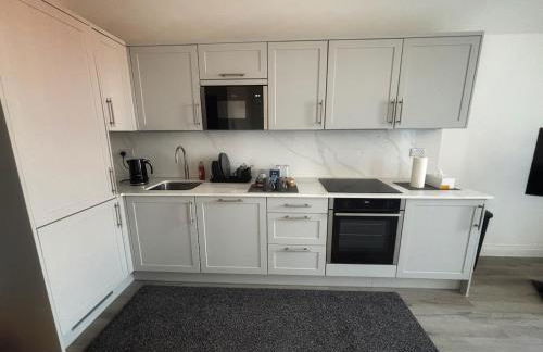 Luxury 1BR Modern Flat in London W7 with Terrace & Private Parking - Foto 6