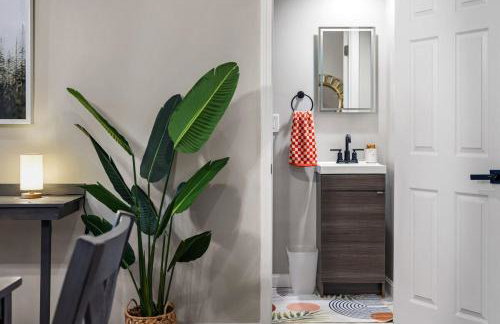 Chic Home with Large Private Yard! Hot Tub, Close To Downtown - Foto 30