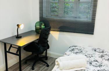 HERTFORD House with garden parking pet friendly pool room - Foto 8